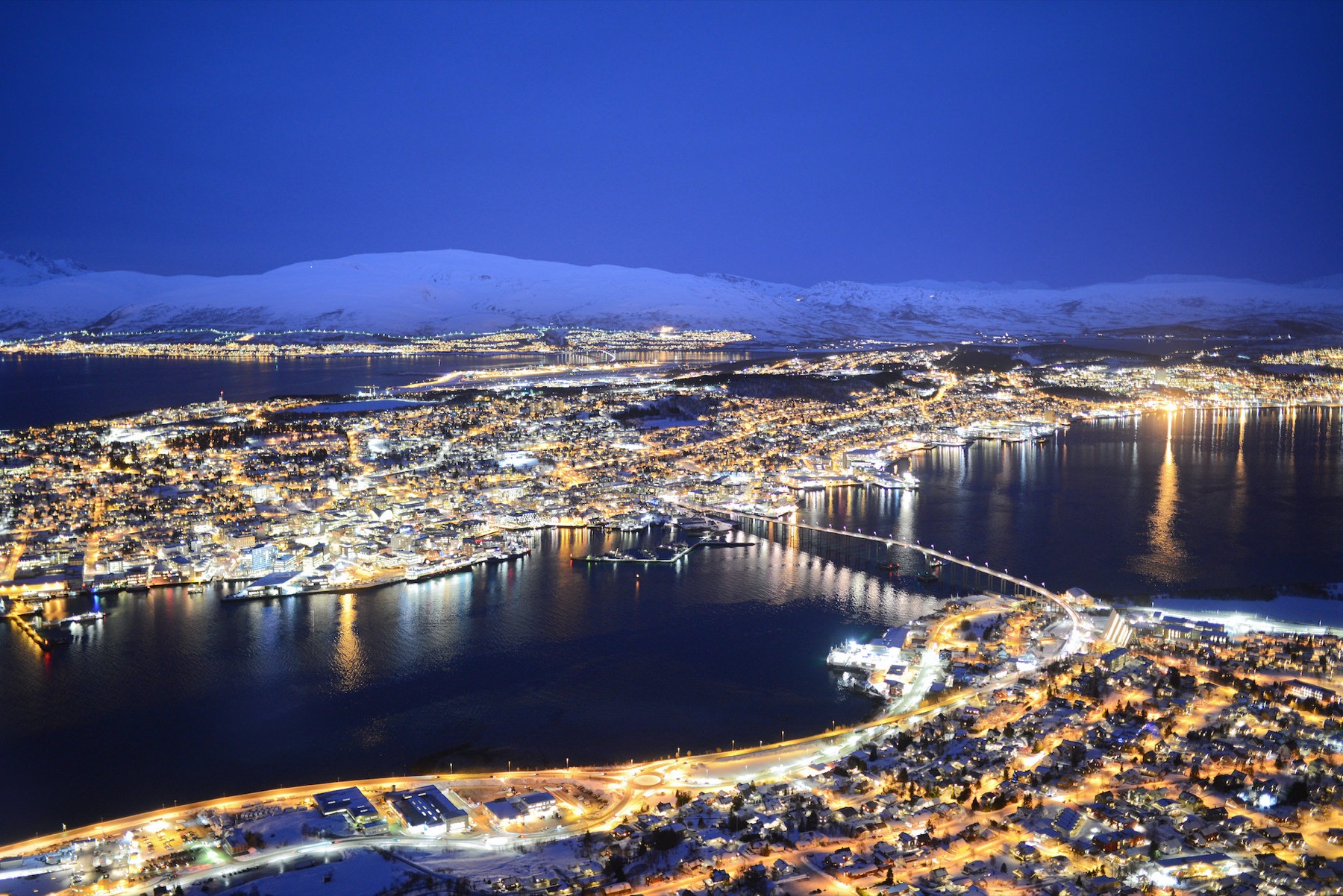 Tromsø om natten, sett fra fjellet